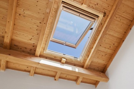 Cr&eacute;er une lucarne ou une fen&ecirc;tre de toit change la lumi&egrave;re naturelle d'un comble